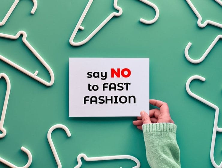 Francia: a testa bassa (e con una tassa) contro il fast fashion